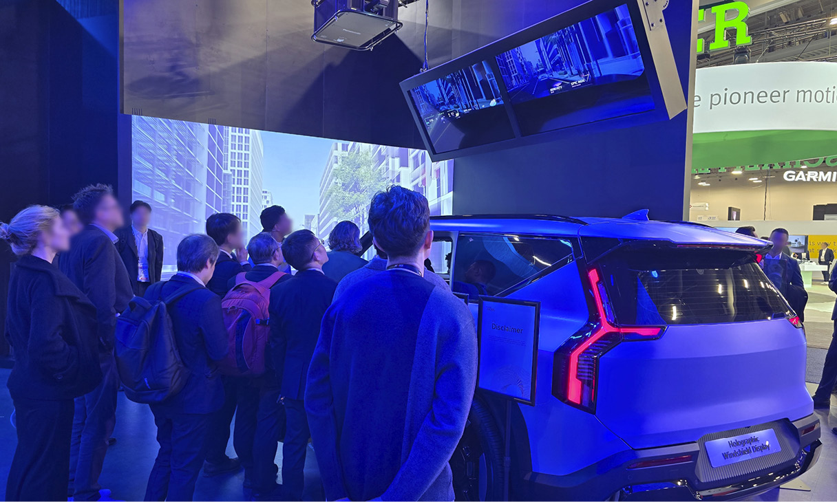 홀로그래픽 윈드실드 디스플레이가 탑재된 기아 EV9에 관람객들이 모여들고 있다