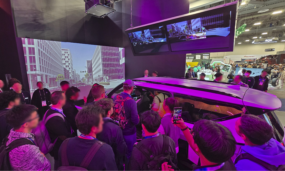 기아 EV9을 통해 홀로그래픽 윈드실드 디스플레이를 시연 중인 모습