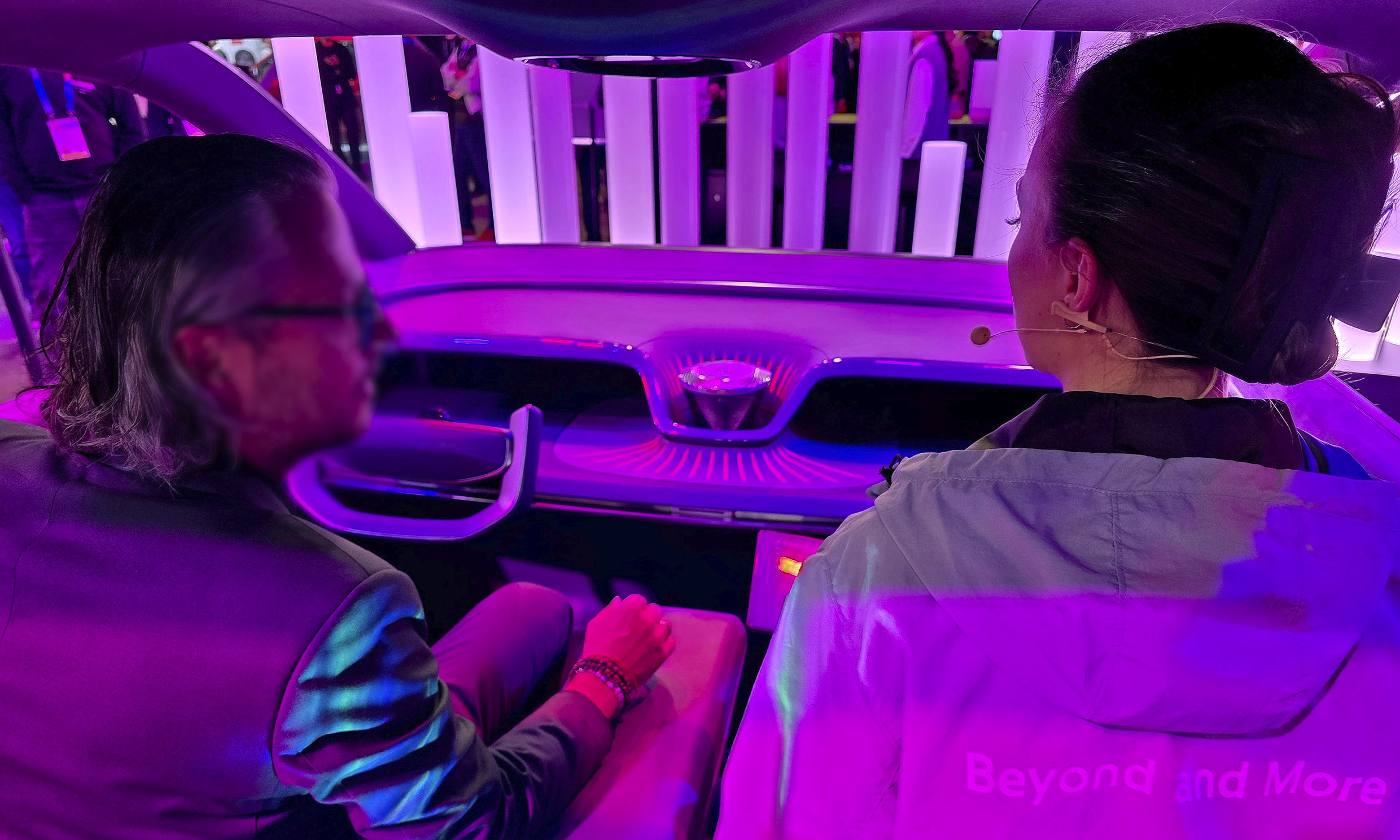 휴먼 센트릭 조명 기술을 체험하고 있는 관람객의 모습