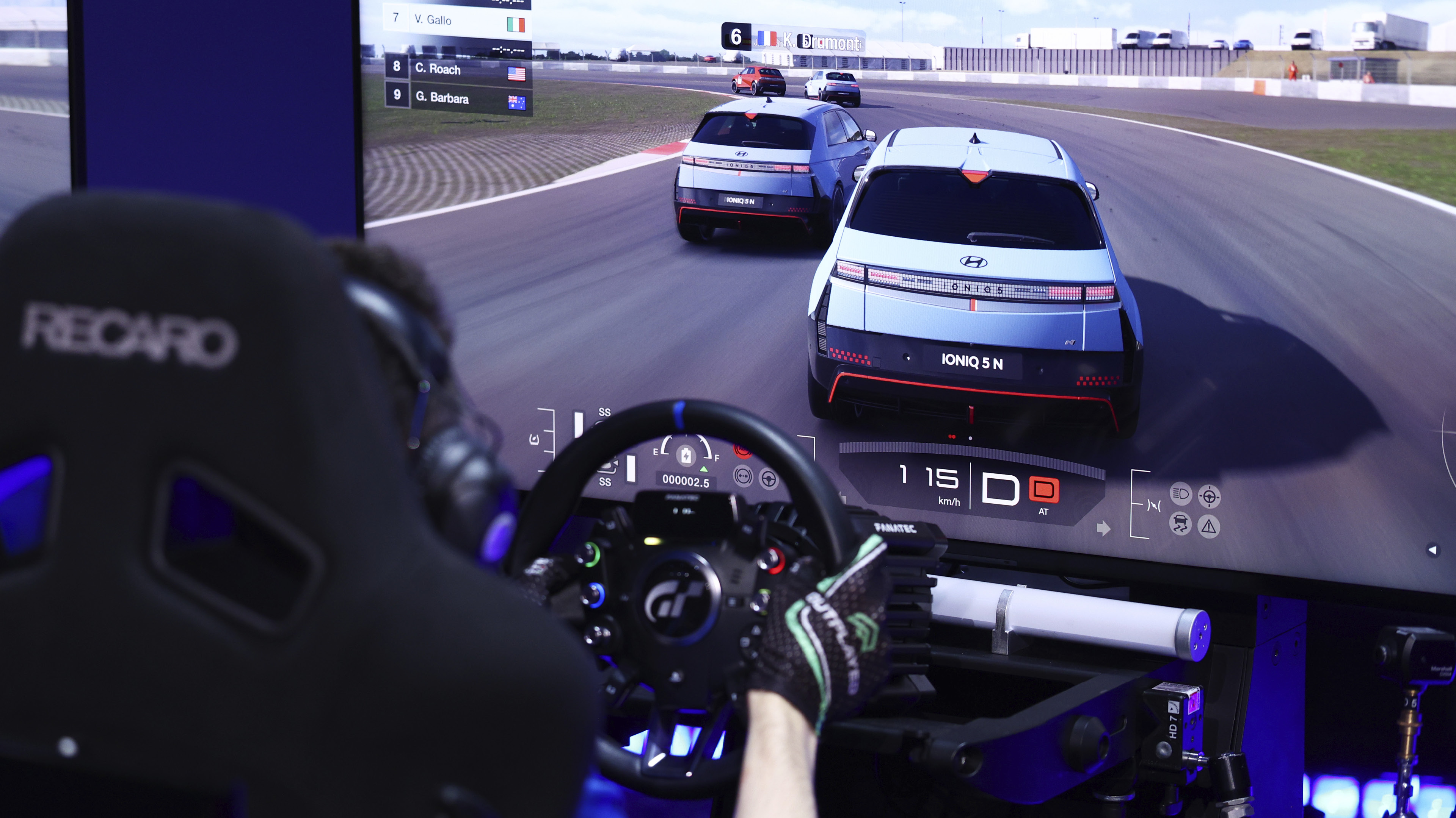 심 레이싱에서 현대차 아이오닉 5 N을 운전하는 모습