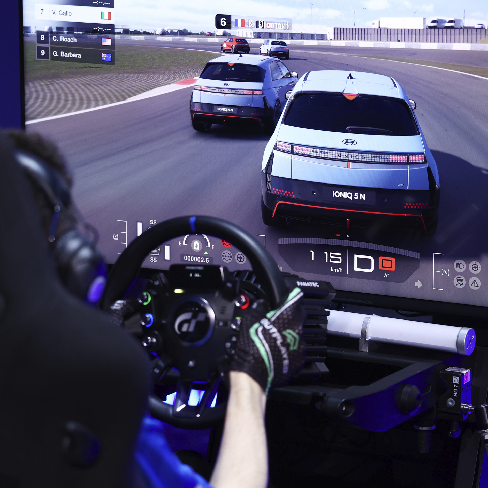 심 레이싱에서 현대차 아이오닉 5 N을 운전하는 모습