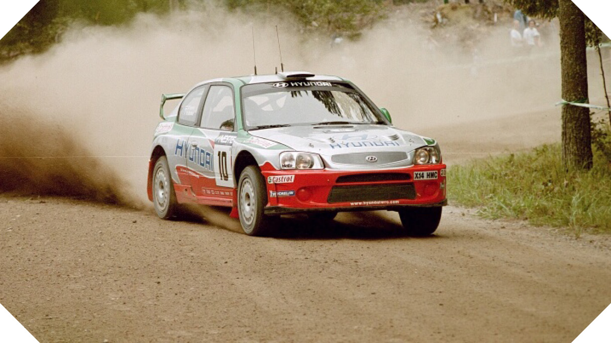 현대차가 2000년 WRC에 투입한 베르나 WRC의 주행 모습