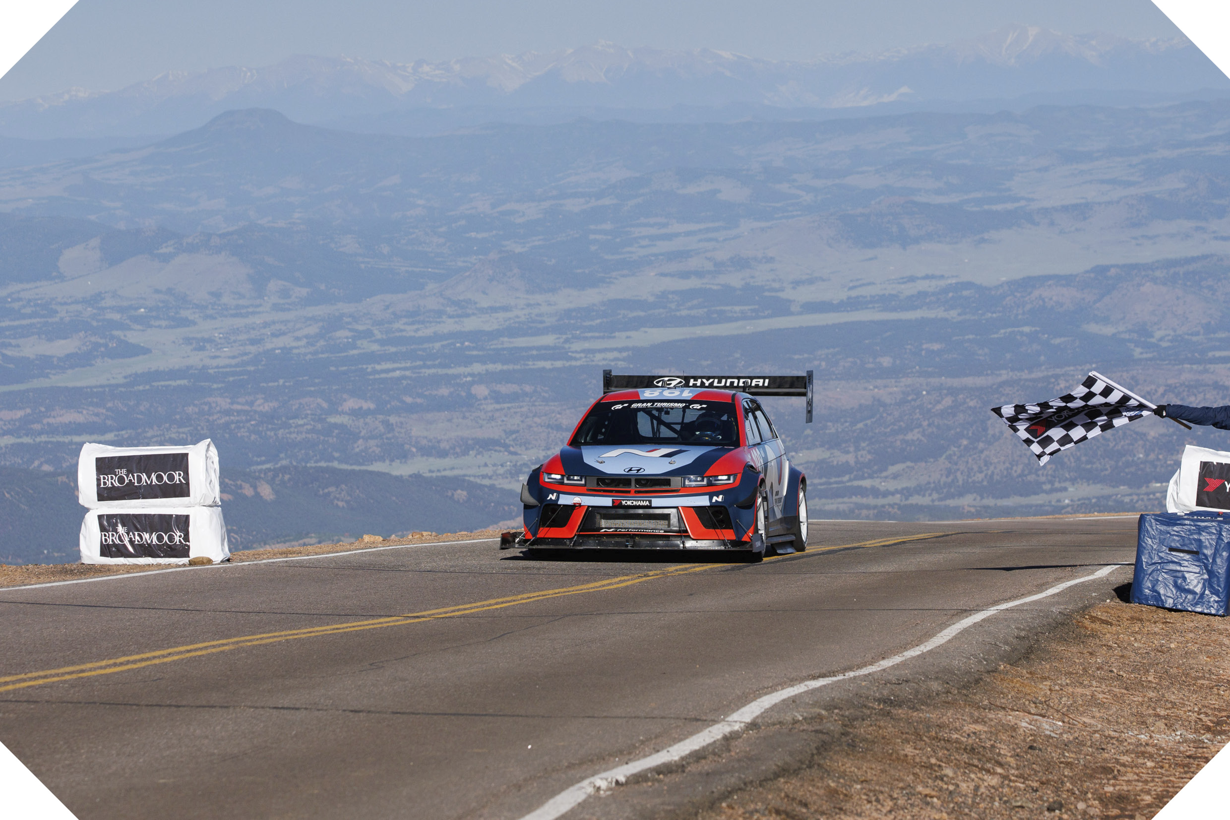 미국 파이크스 피크 힐 클라임에서 신기록을 세운 현대차 아이오닉 5 N TA의 모습