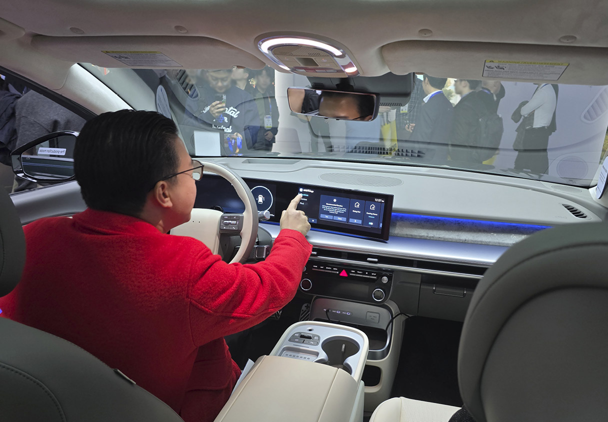 아이오닉 9의 기능을 제어하는 모습