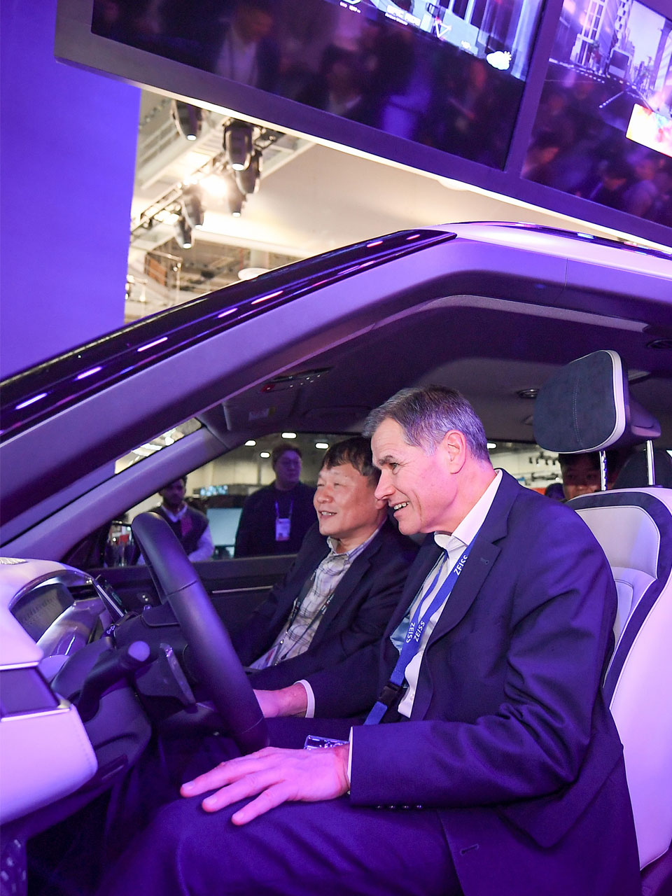 현대모비스 이규석 사장(왼쪽)과 독일 ZEISS 칼 람프레히트(Karl Lamprecht) 최고경영자(CEO) (오른쪽)가 ‘홀로그래픽 윈드쉴드 투명 디스플레이’ 전시품을 살펴보며 대화를 나누고 있다. 양사 CEO는 상호 파트너십을 강조하고, 향후 긴밀한 사업 협력 방안을 논의한 것으로 알려졌다.