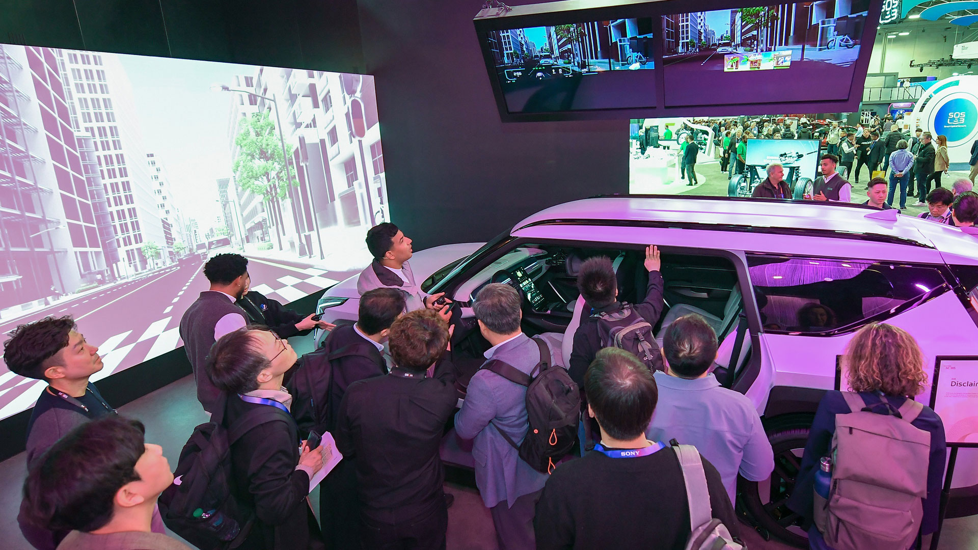 CES 2025 현대모비스 전시 부스를 찾은 관람객들이 실차에 장착된 홀로그래픽 윈드쉴드 투명 디스플레이 기술을 체험하고 있다.