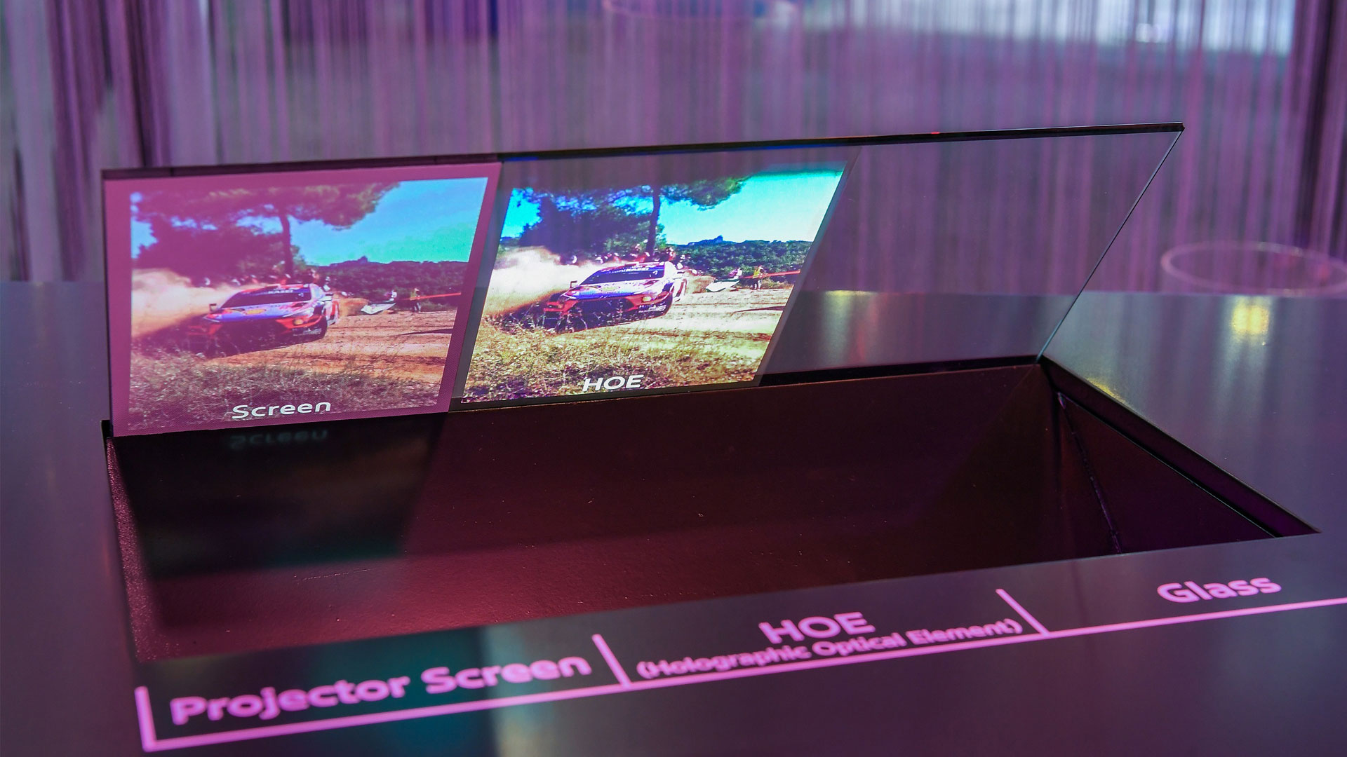 투명 유리창에 구현되는 홀로그래픽 윈드쉴드 디스플레이 기술(가운데)은 일반 스크린 등에 비해 밝기와 선명도가 뛰어난 장점이 있다.