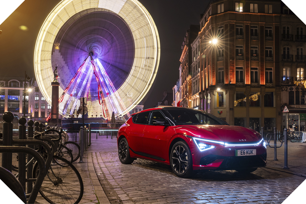 기아 EV6의 야경 쿼터뷰