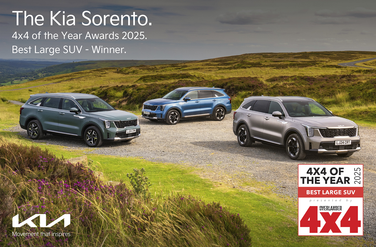 기아 쏘렌토가 영국 자연 풍경 배경으로 정차한 모습