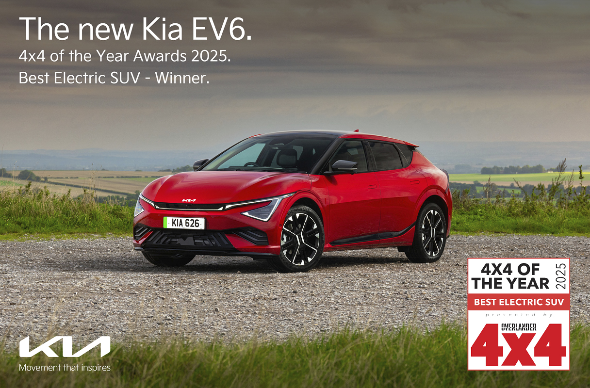 기아 EV6가 영국 자연 풍경 배경으로 정차한 모습