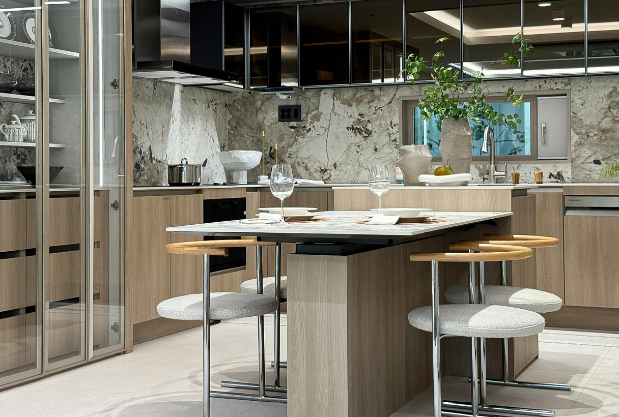 키친라운지&업앤다운 테이블의 적용 예시를 보여주는 사진