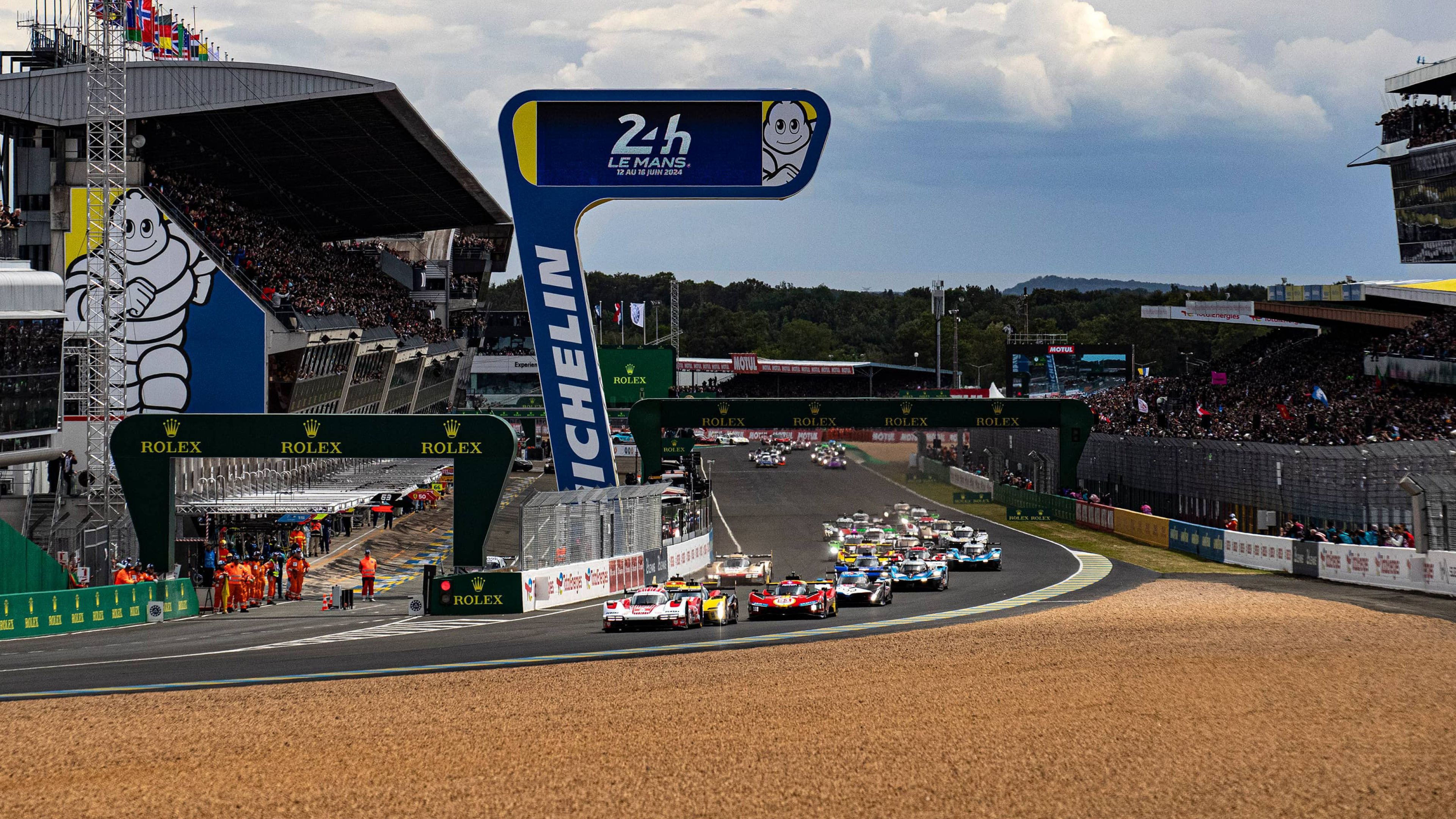 세계 최대 내구 레이싱인 르망 24시간의 경기 모습