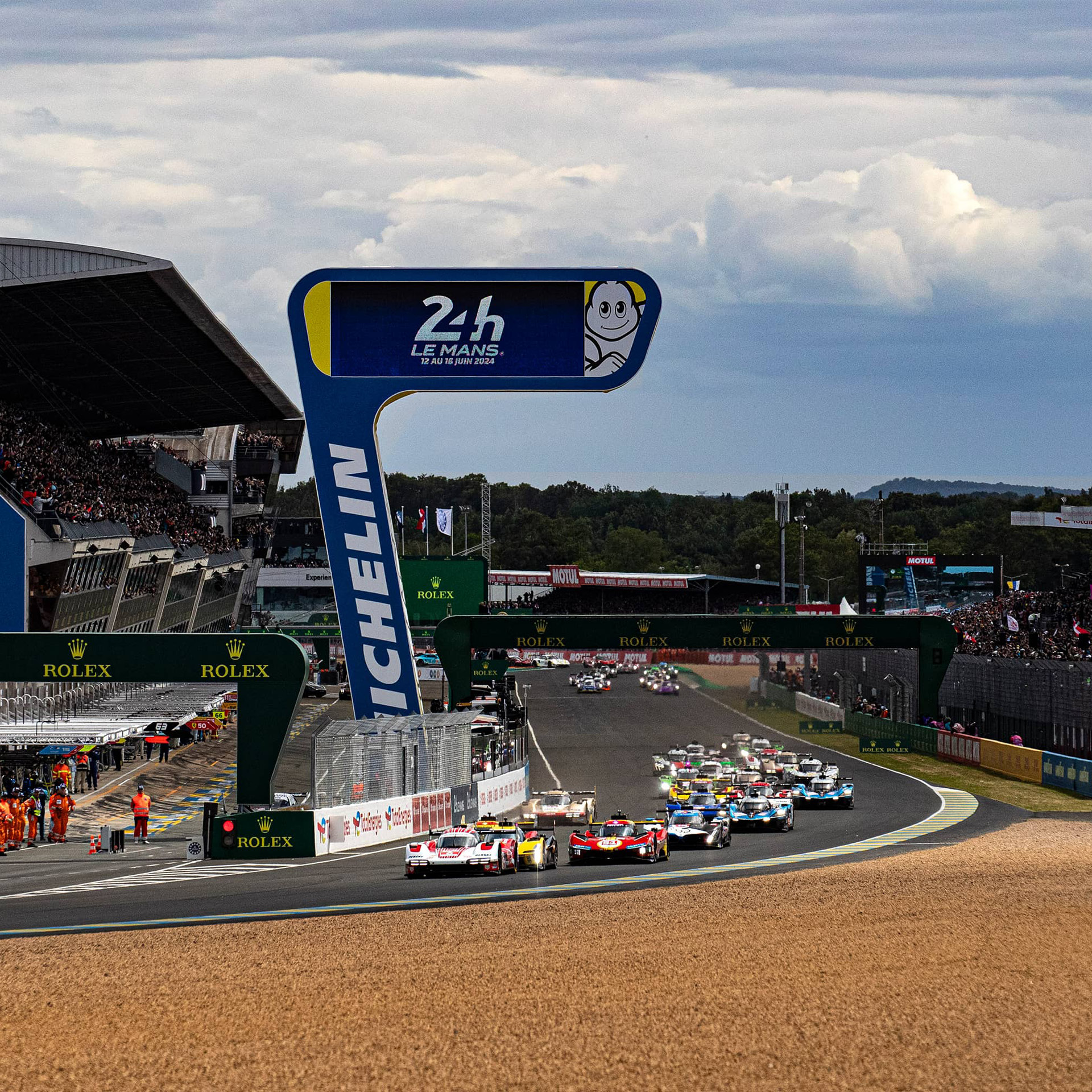 세계 최대 내구 레이싱인 르망 24시간의 경기 모습