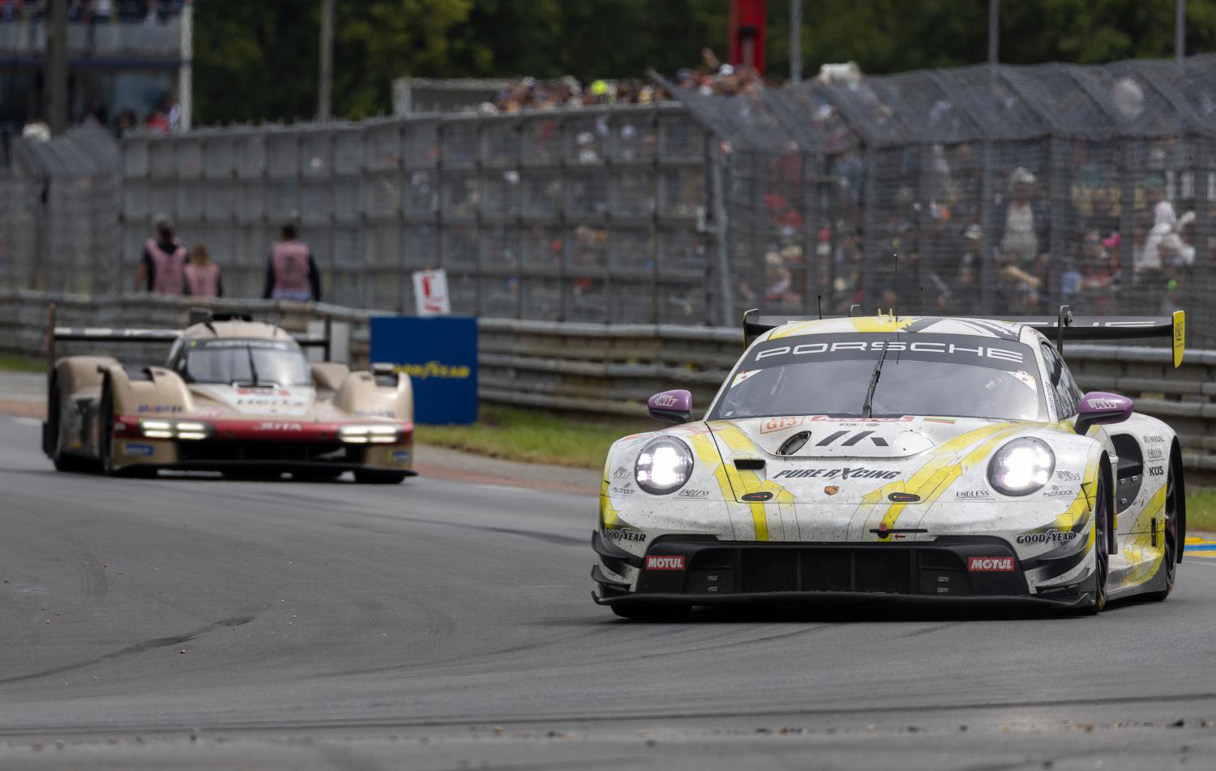 르망 24시간 레이싱에서 주행 중인 GT 경주차와 프로토타입 하이퍼카의 주행 모습