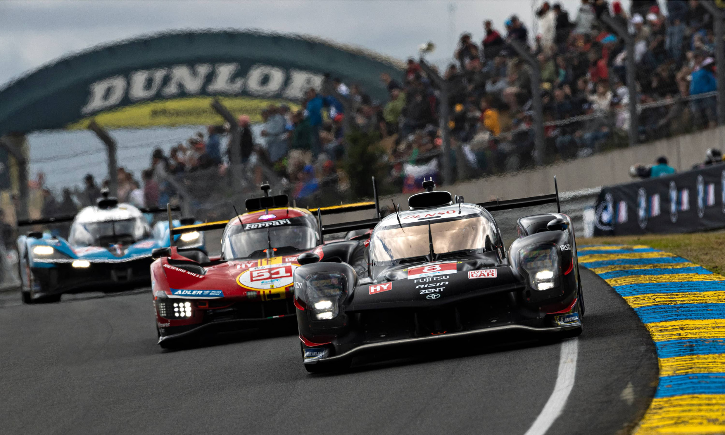 르망 24시간에서 주행 중인 프로토타입 하이퍼카의 모습