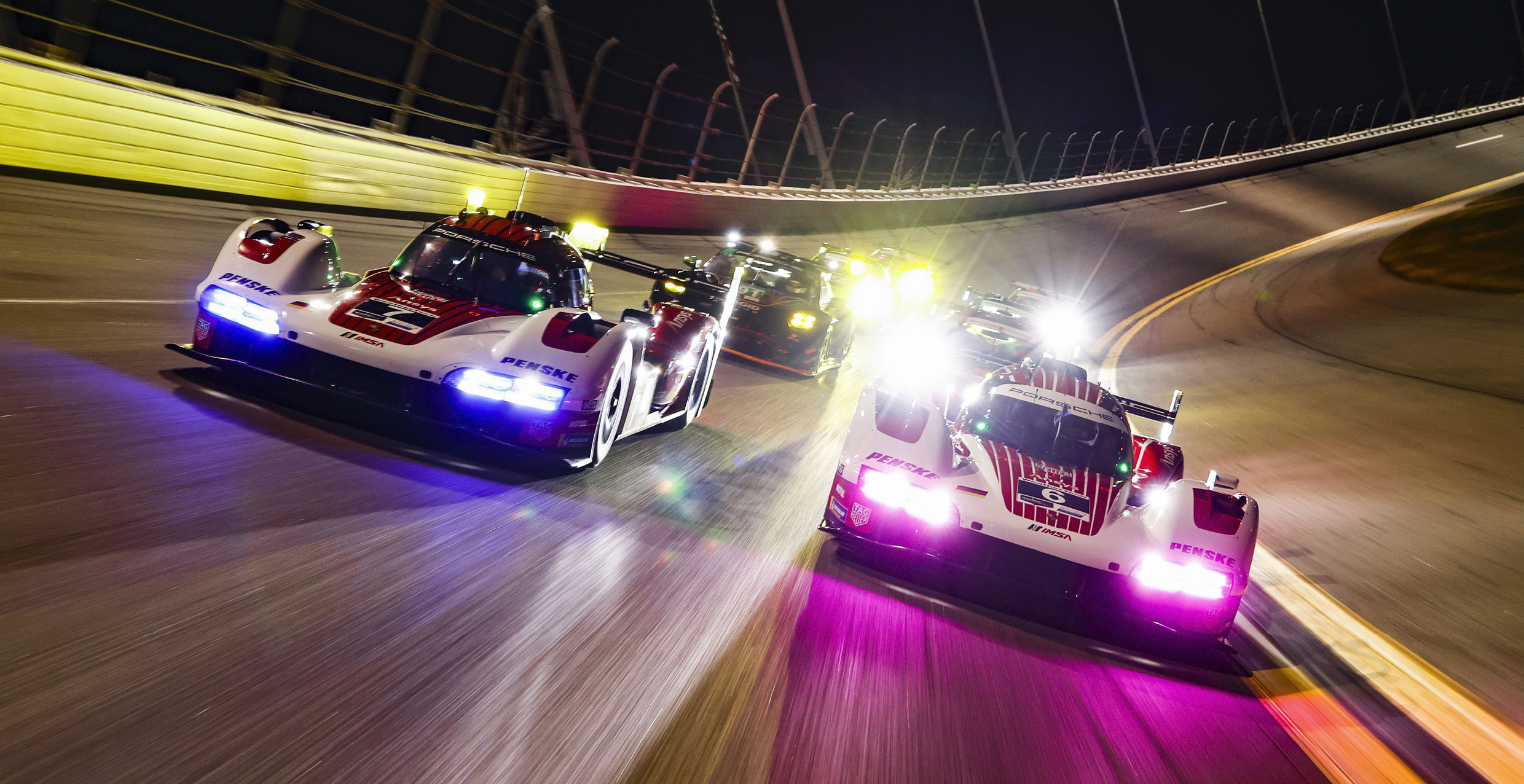 데이토나 24시간 레이싱에서 달리고 있는 포르쉐 하이퍼카의 모습