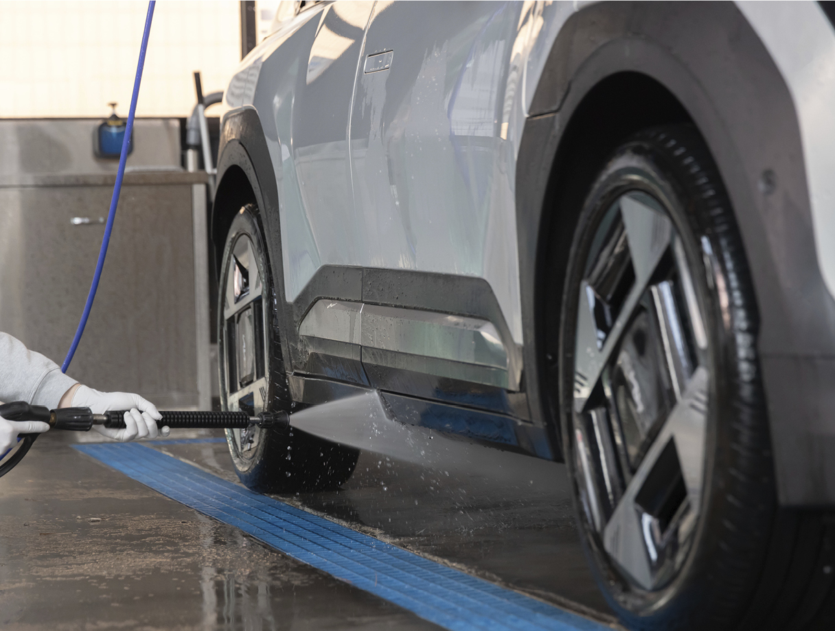 spraying high-pressure water on the underside of the car