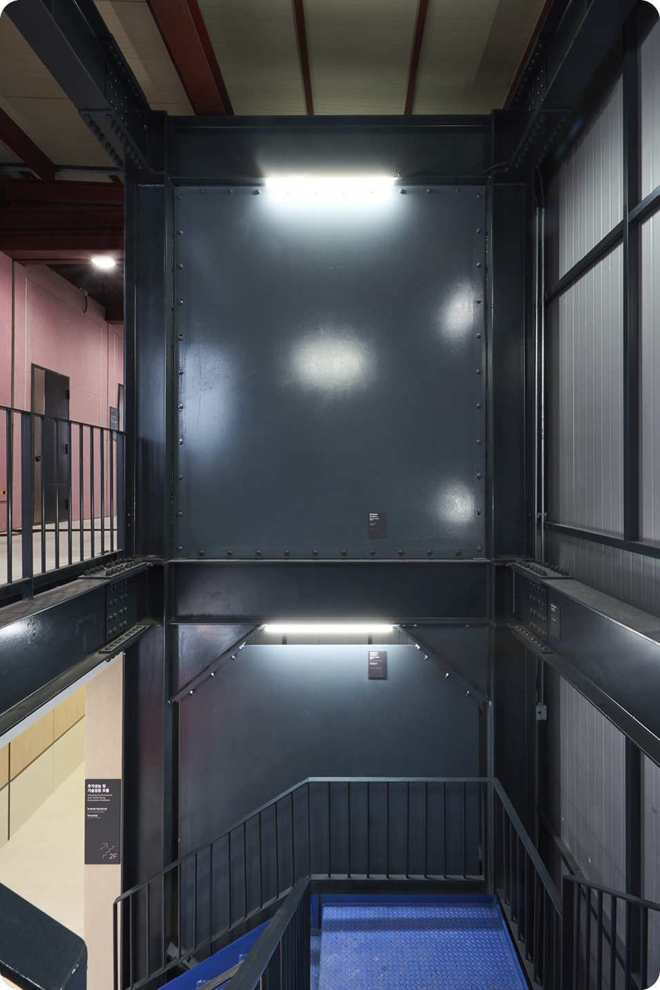 현대엔지니어링과 현대제철이 함께 세운 H-모듈러 랩에 적용된 스틸 코어부 강판 전단벽의 모습