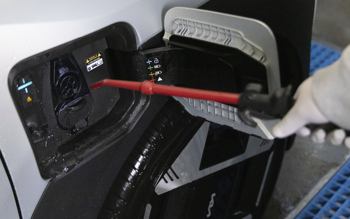 Getting rid of the moisture hidden in the gaps in the car