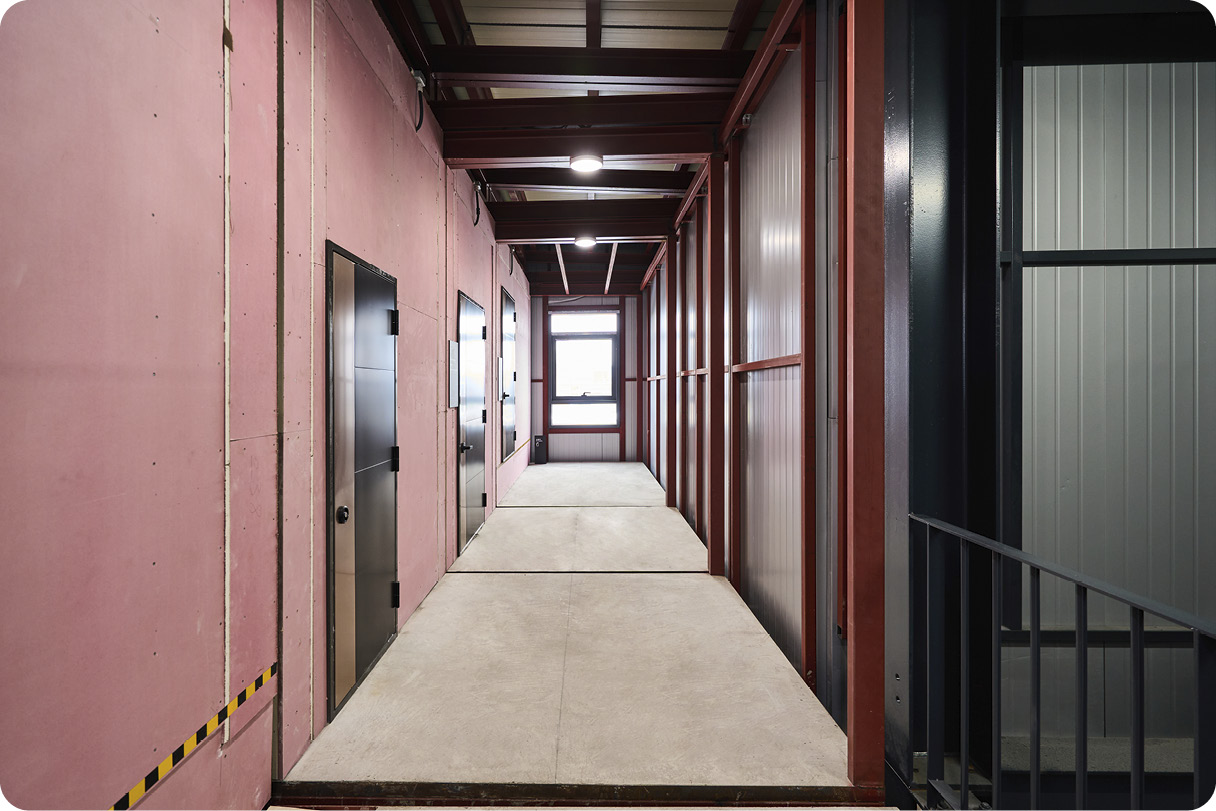 현대엔지니어링과 현대제철이 함께 세운 H-모듈러 랩에 적용된 PC 바닥 슬래브의 모습