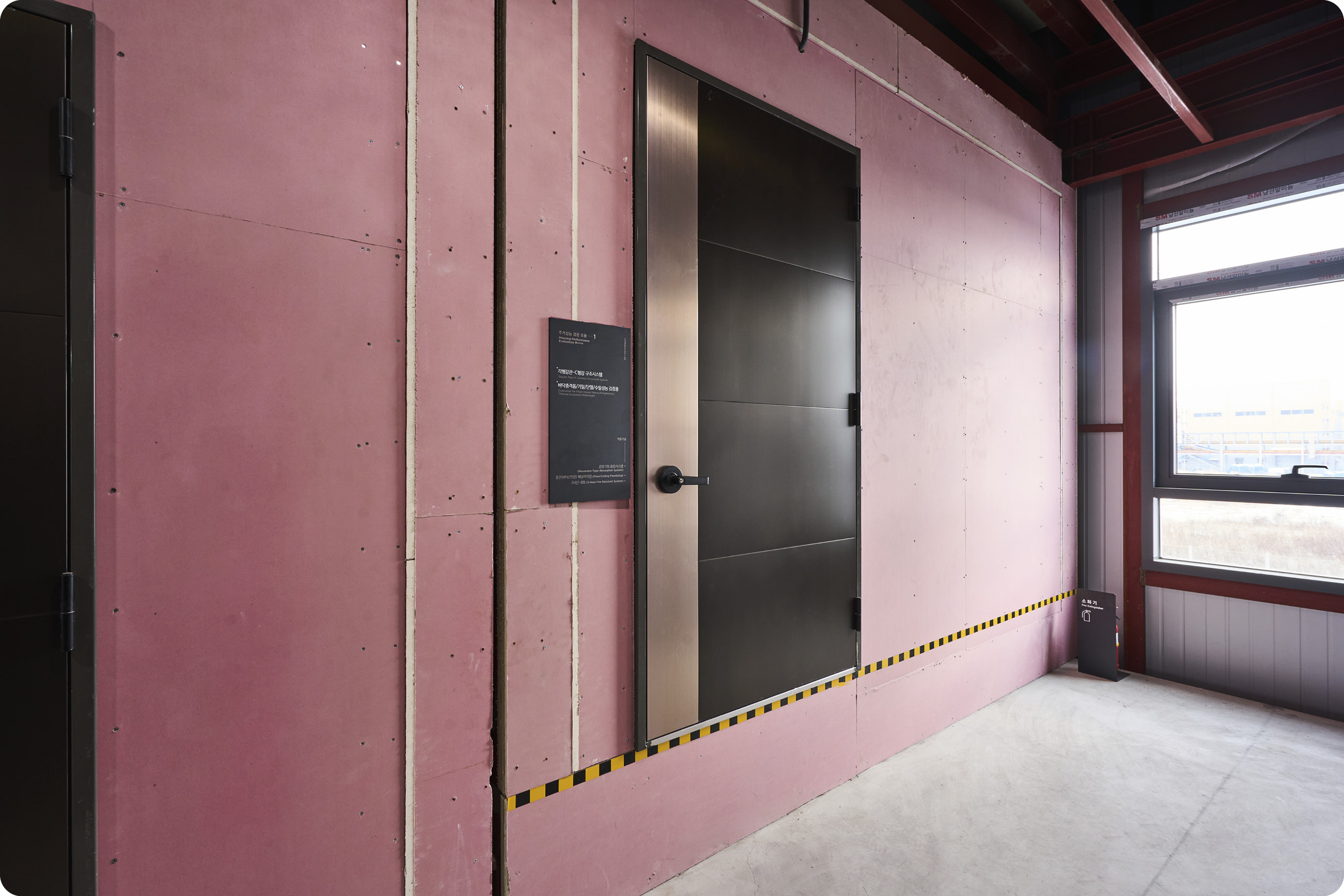 현대엔지니어링과 현대제철이 함께 세운 H-모듈러 랩에 적용된 철골 모듈러 구조용 방화문 프레임의 모습