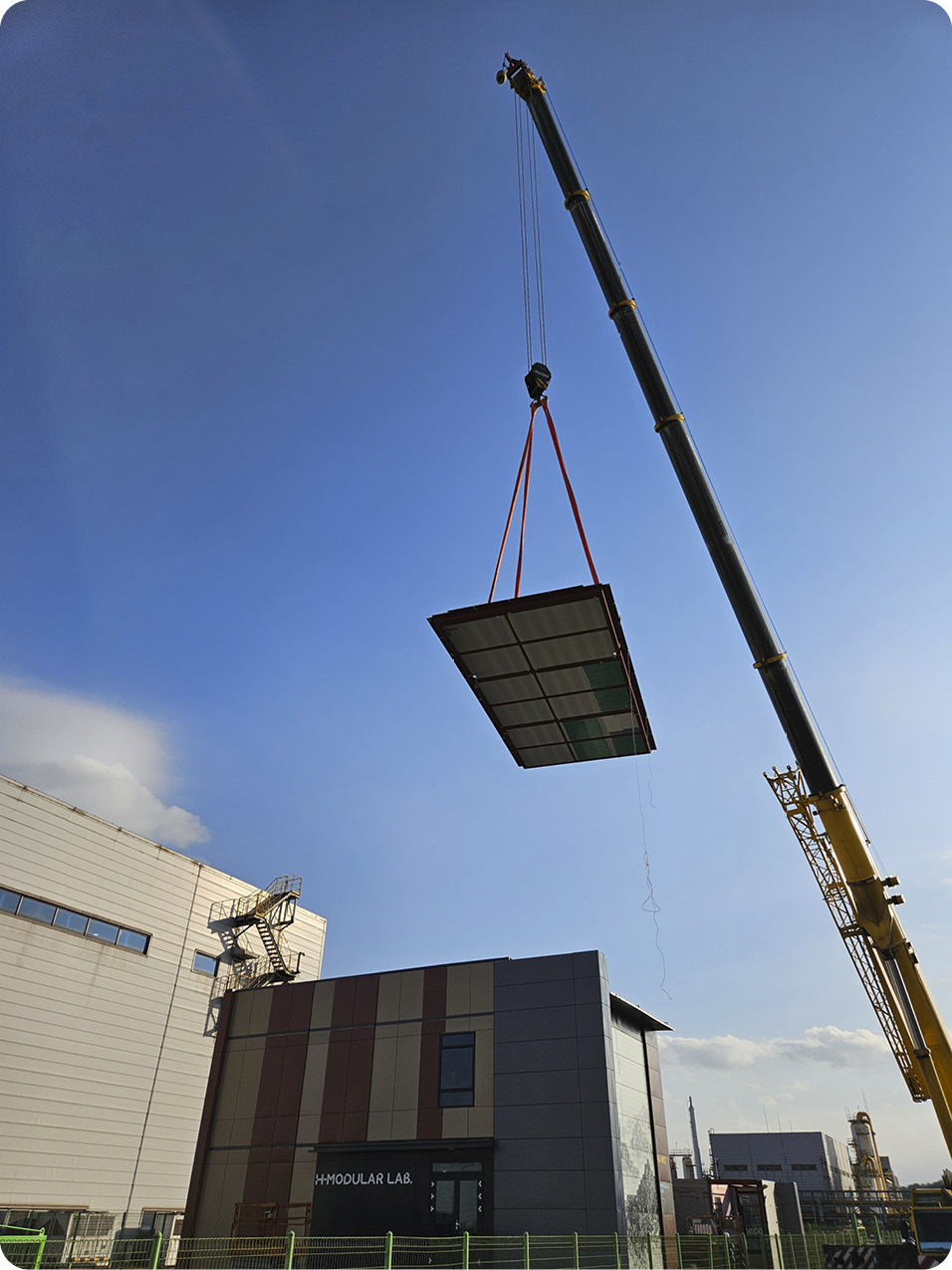 현대엔지니어링과 현대제철이 함께 세운 H-모듈러 랩의 천장패널 교체 시공 모습