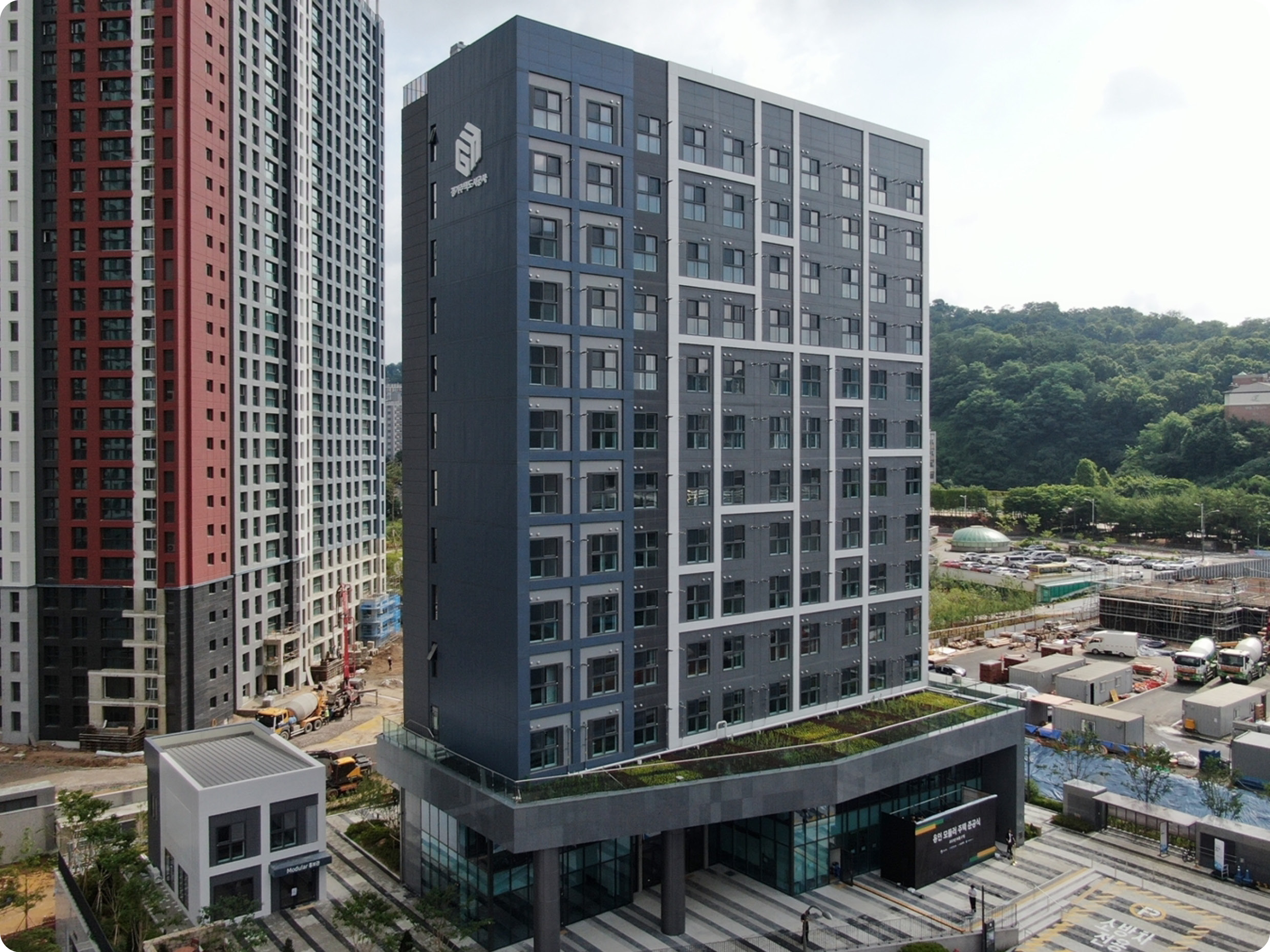 현대엔지니어링이 모듈러 공법으로 건축한 용인 영덕 경기행복주택의 모습