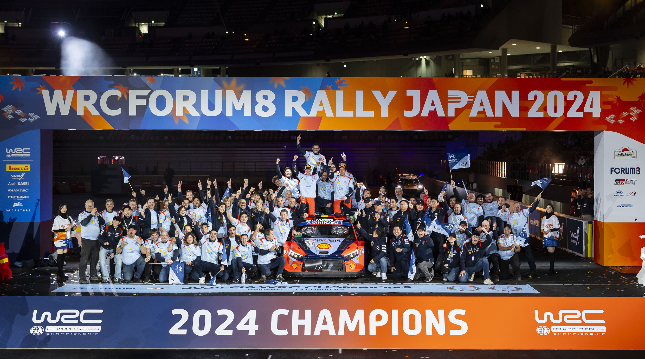 현대 모터스포츠팀이 2024 WRC 드라이버 우승을 축하하는 모습