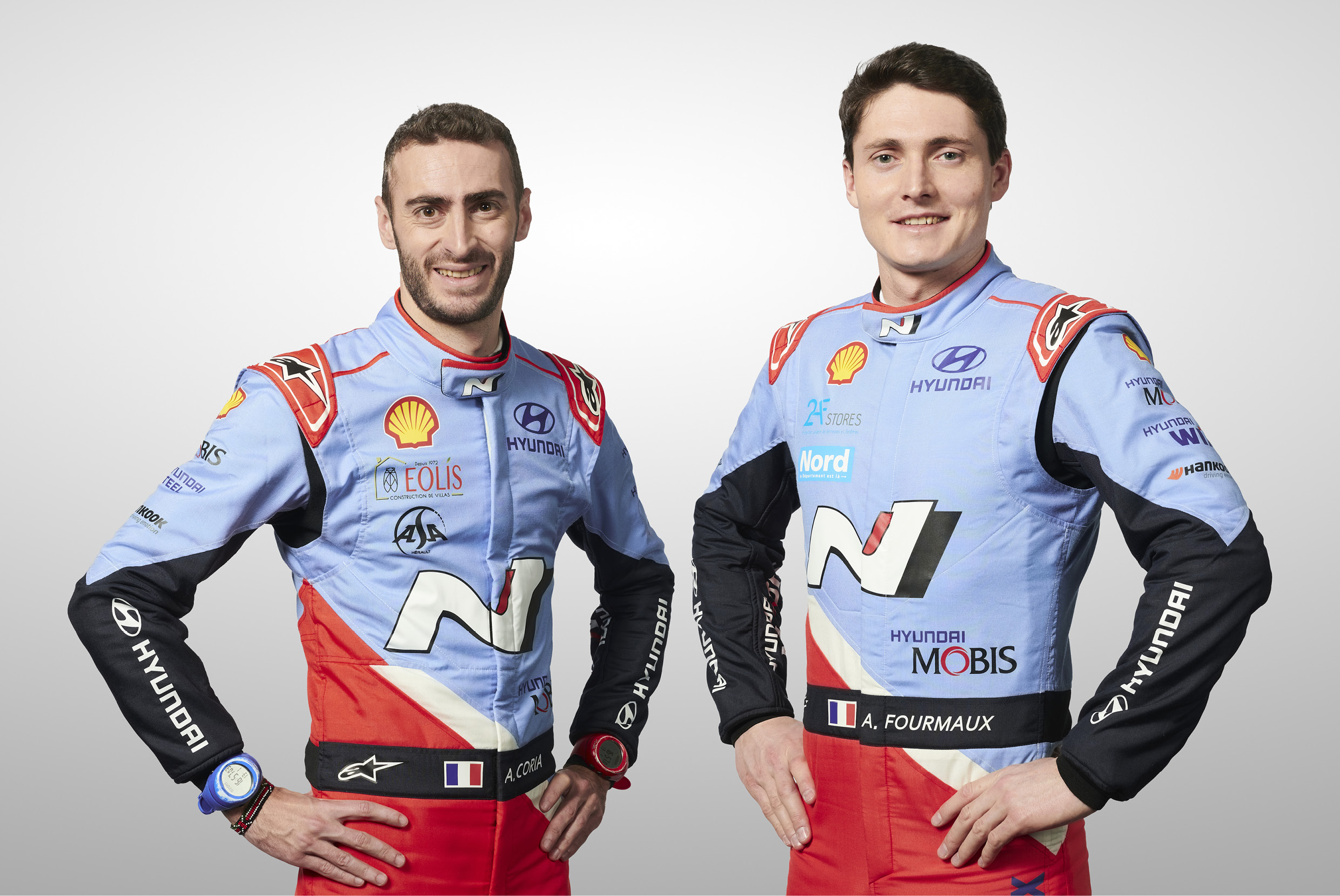 현대팀 드라이버 두 명이 포즈를 취하고 있다