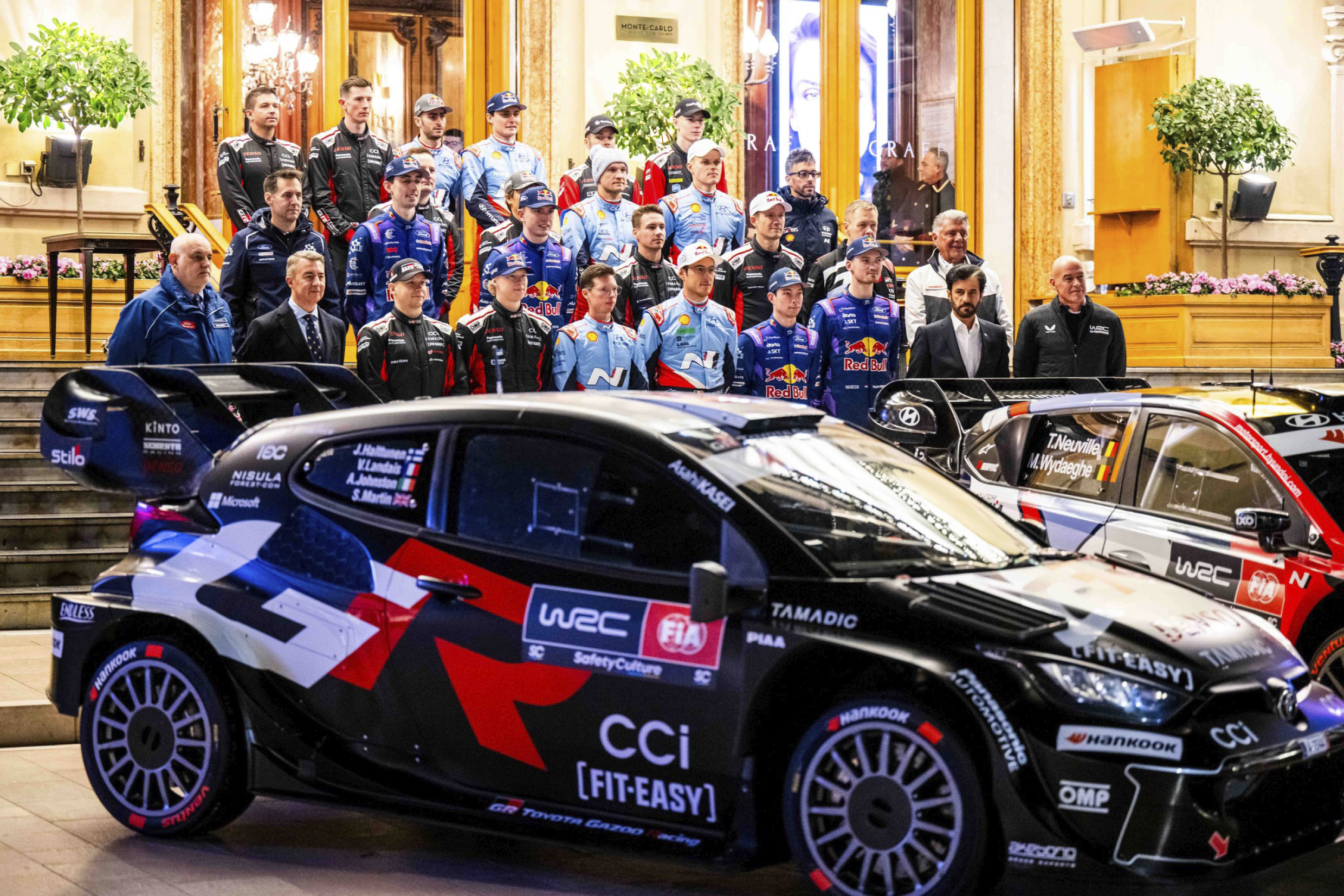 WRC 선수들이 기념 사진을 촬영하고 있다