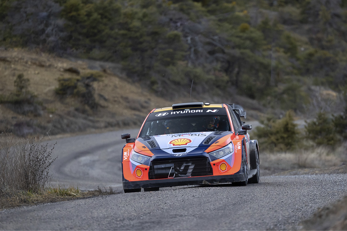 현대 i20 N 랠리1 경주차가 산길을 주행하고 있다