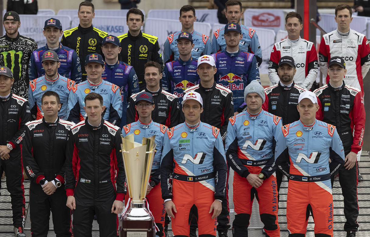 WRC 참가 선수들이 기념사진을 찍는 모습