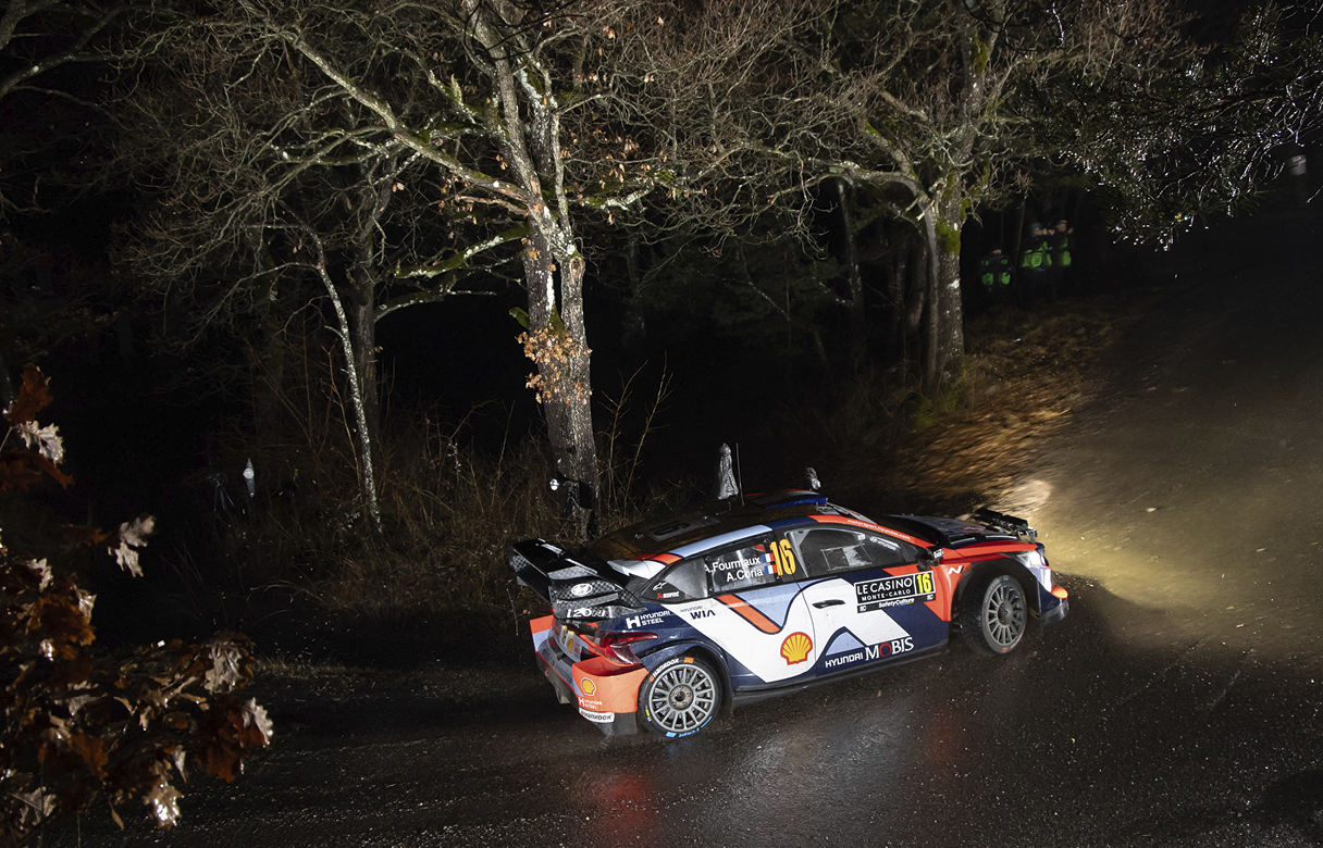 현대 i20 N 랠리1 경주차가 야간 경기를 진행중인 모습