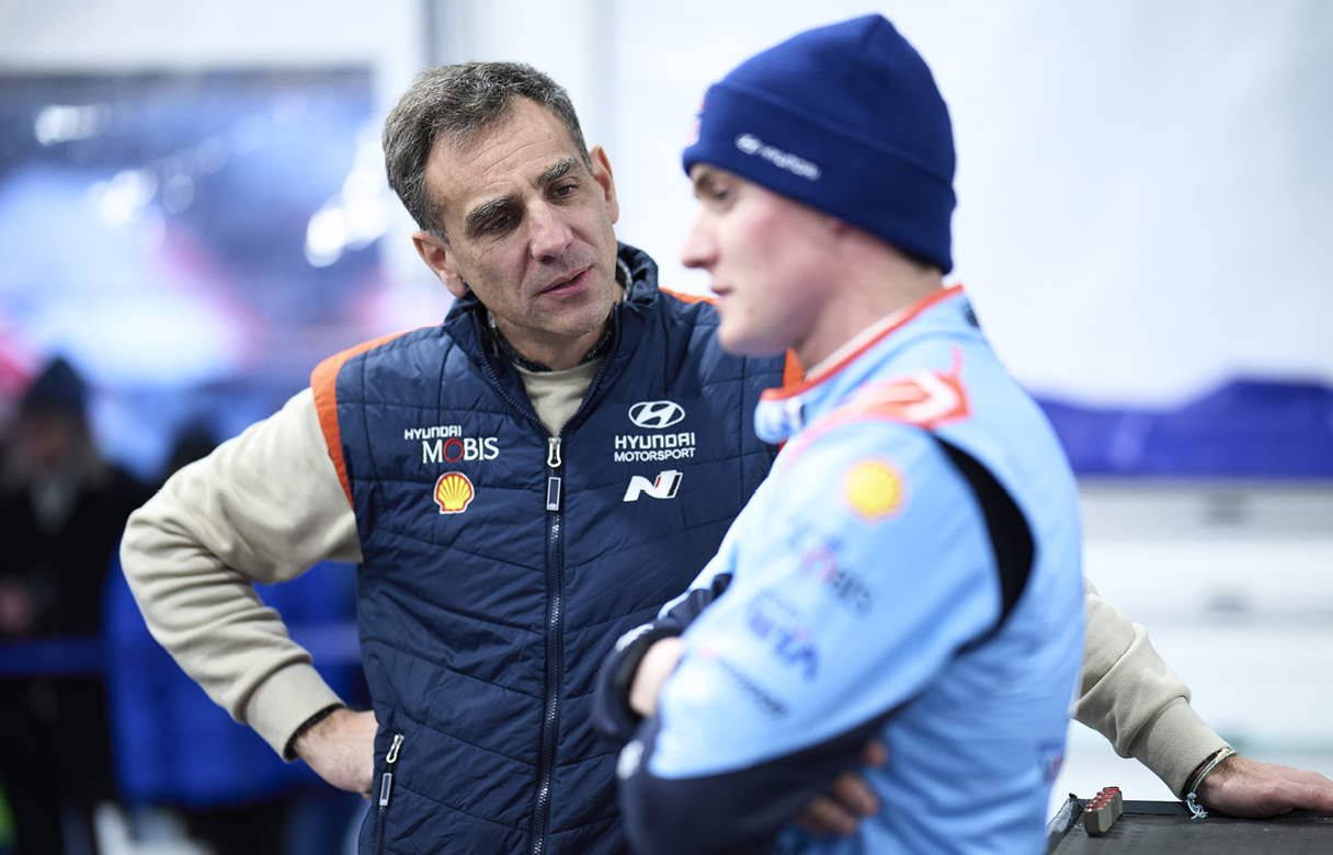 현대팀 감독과 드라이버가 상의하고 있는 모습