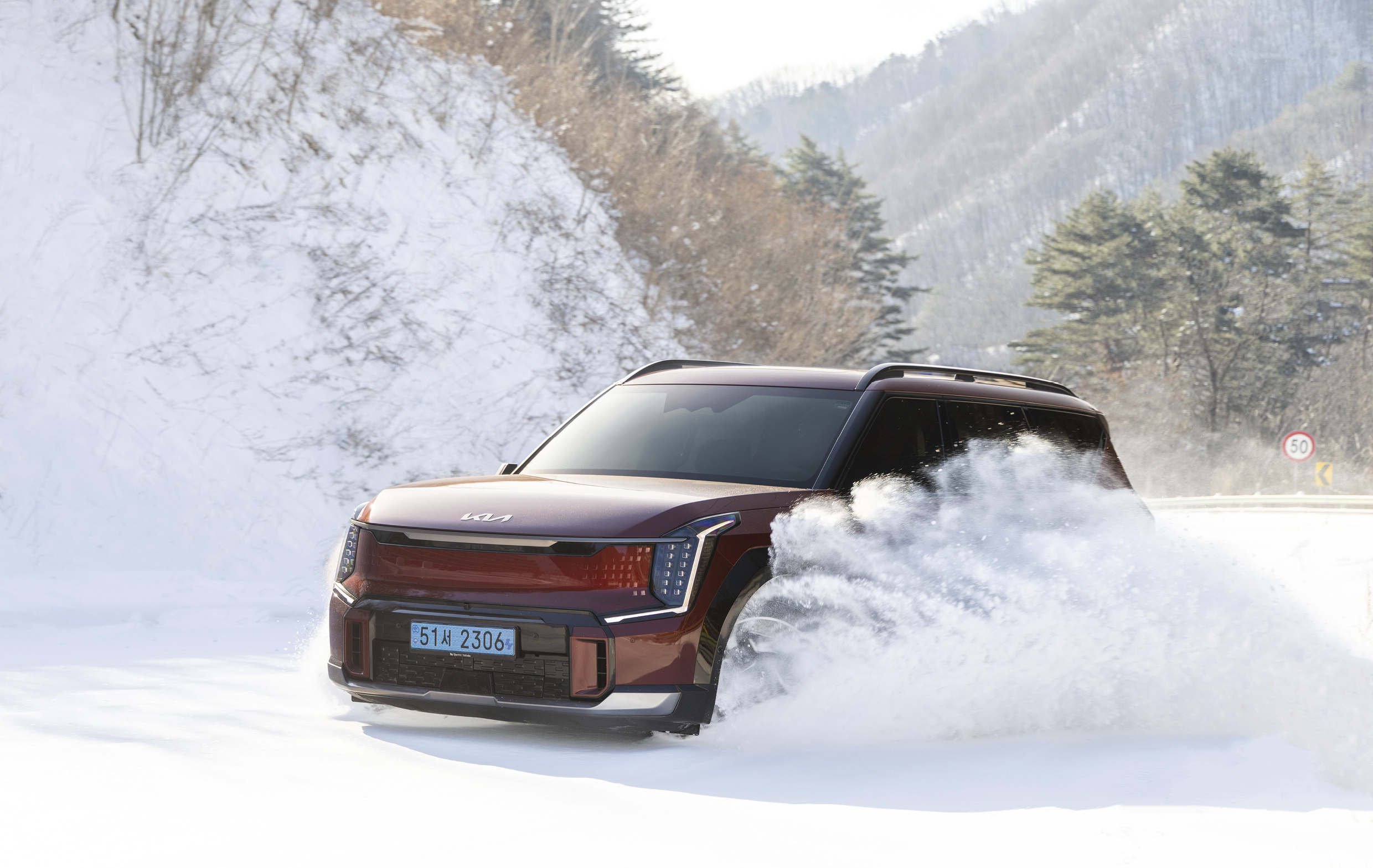 Kia EV9 Running on snow road