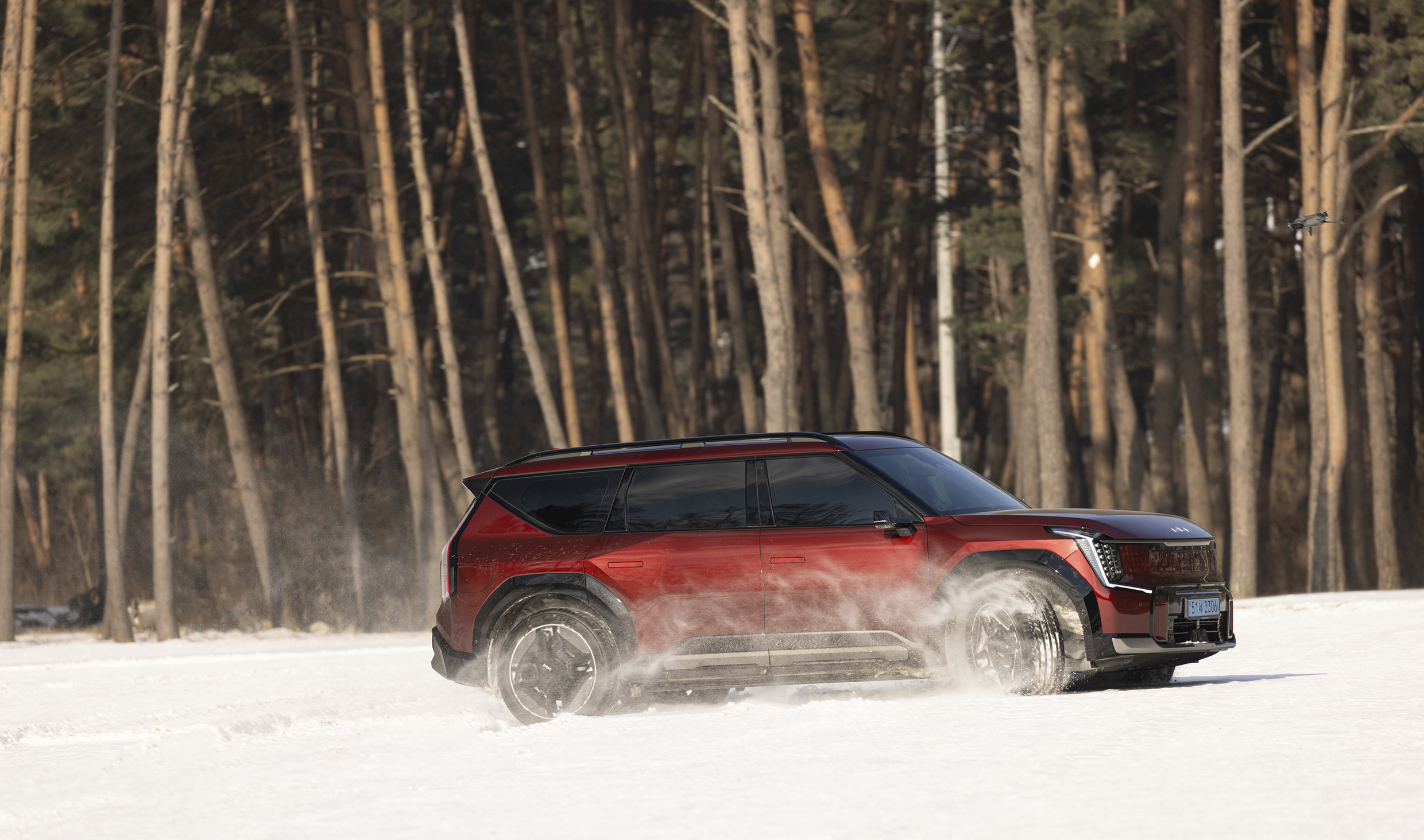 눈길을 달리는 기아 EV9의 모습