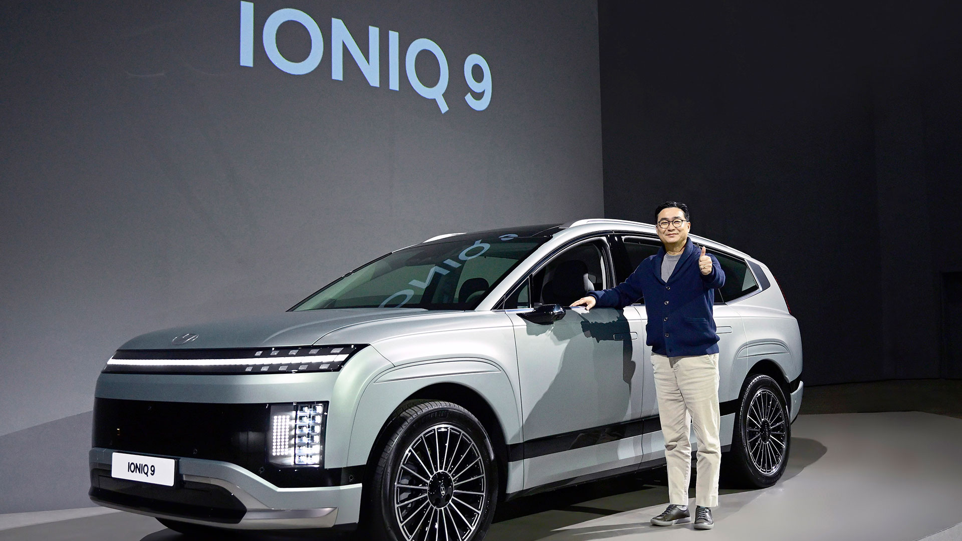 현대자동차 국내사업본부장 정유석 부사장이 아이오닉 9 출시 행사에서 기념 촬영을 하고 있는 모습