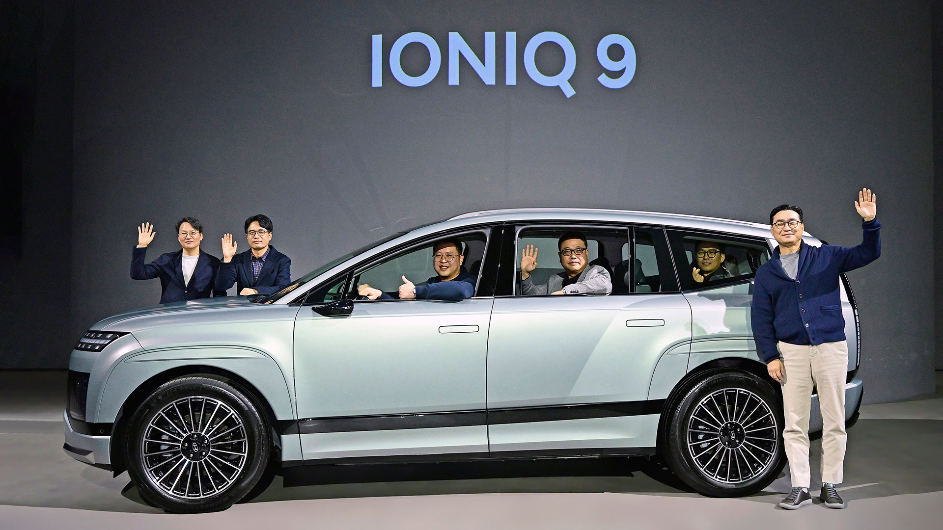 (오른쪽부터)현대자동차 국내사업본부장 정유석 부사장, MLV전기차성능시험팀 윤동필 팀장, MLV프로젝트5팀 김태현 팀장, MLV총합시험팀 지승욱 책임연구원, 배터리설계1팀 최준석 팀장, 국내마케팅실장 이철민 상무가 아이오닉 9 출시 행사에서 기념 촬영을 하고 있는 모습
