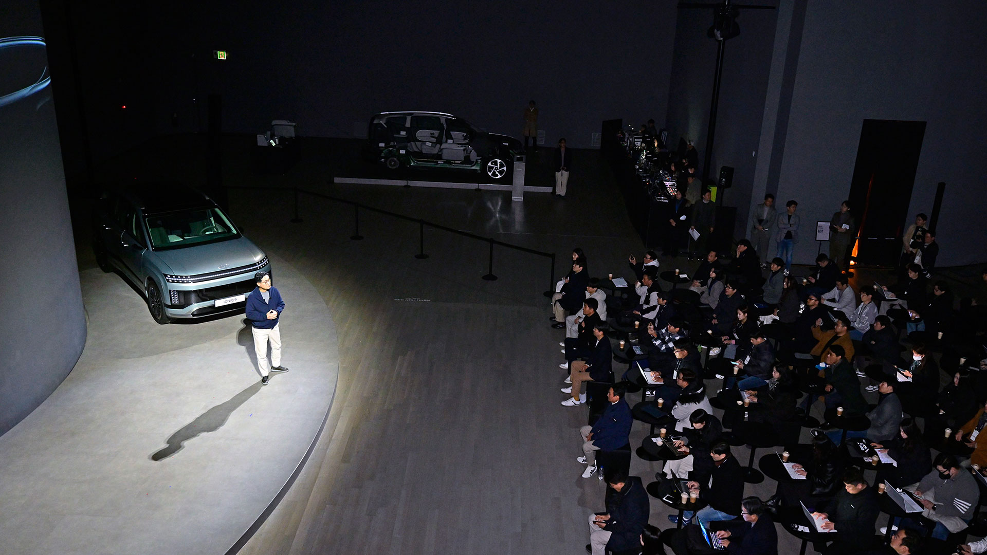 현대자동차 국내사업본부장 정유석 부사장이 아이오닉 9 출시 행사에서 환영사를 하고 있는 모습