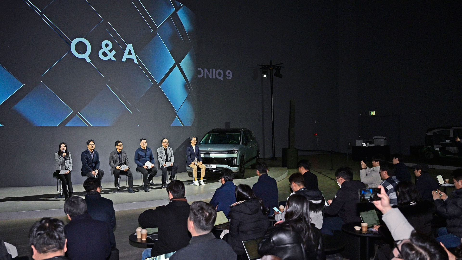 아이오닉 9 출시 행사에서 미디어 Q&A를 진행하고 있는 모습