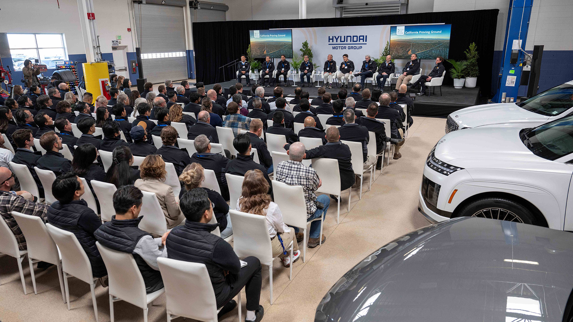 (무대 위 왼쪽부터) 윤승규 부사장(기아북미권역본부장), 신재원 사장(AAM본부장), 호세 무뇨스 현대자동차 CEO, 장재훈 완성차 담당 부회장, 정의선 회장, 양희원 사장(R&D본부장), 루크 동커볼케 CCO, 만프레드 하러 차량개발담당 부사장, 존랍 HATCI 소장.