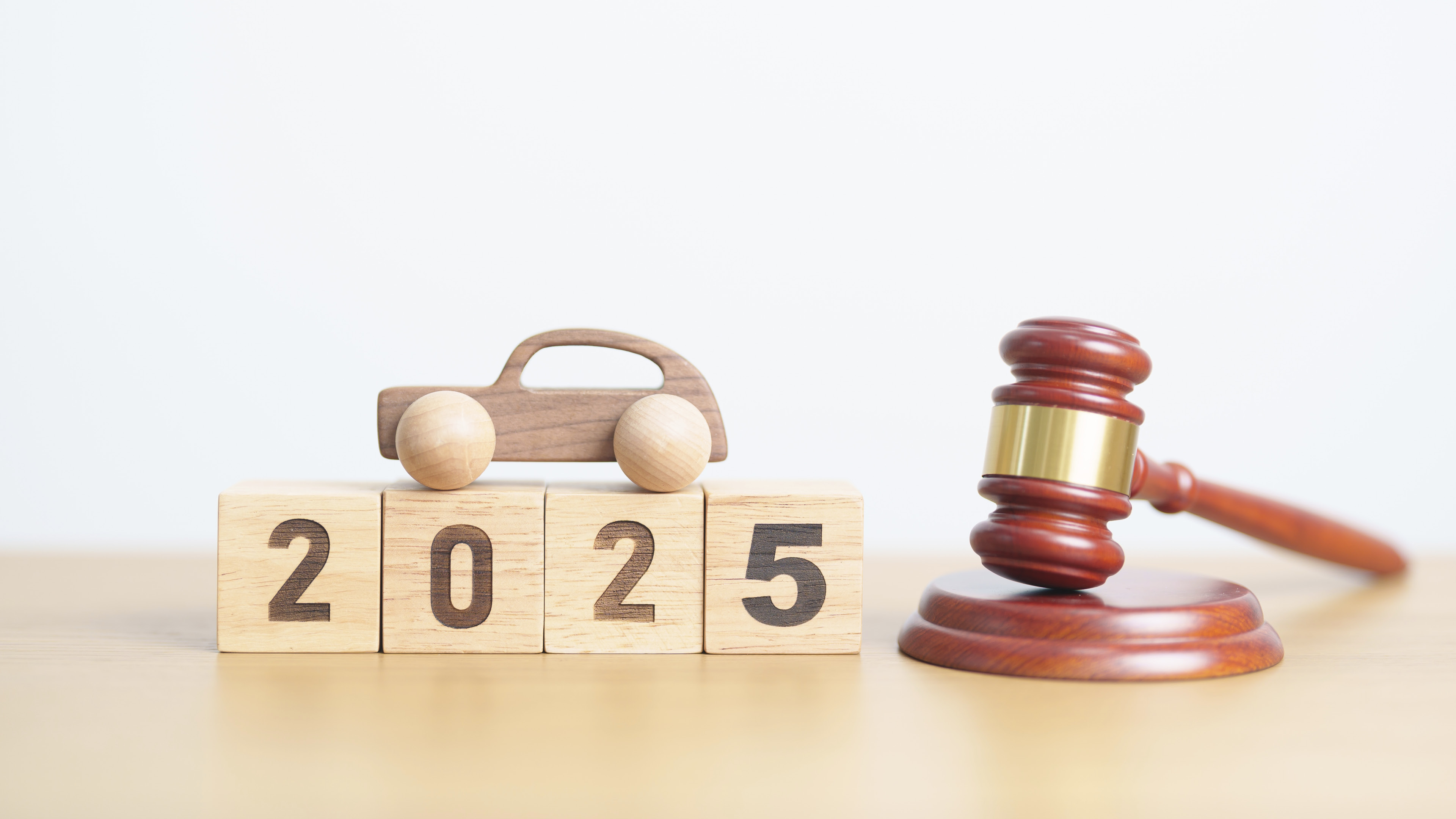 나무 망치와 나무 자동차 그림