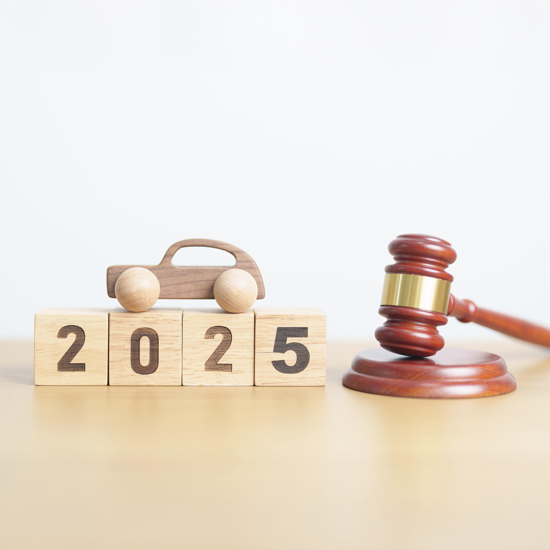 나무 망치와 나무 자동차 그림