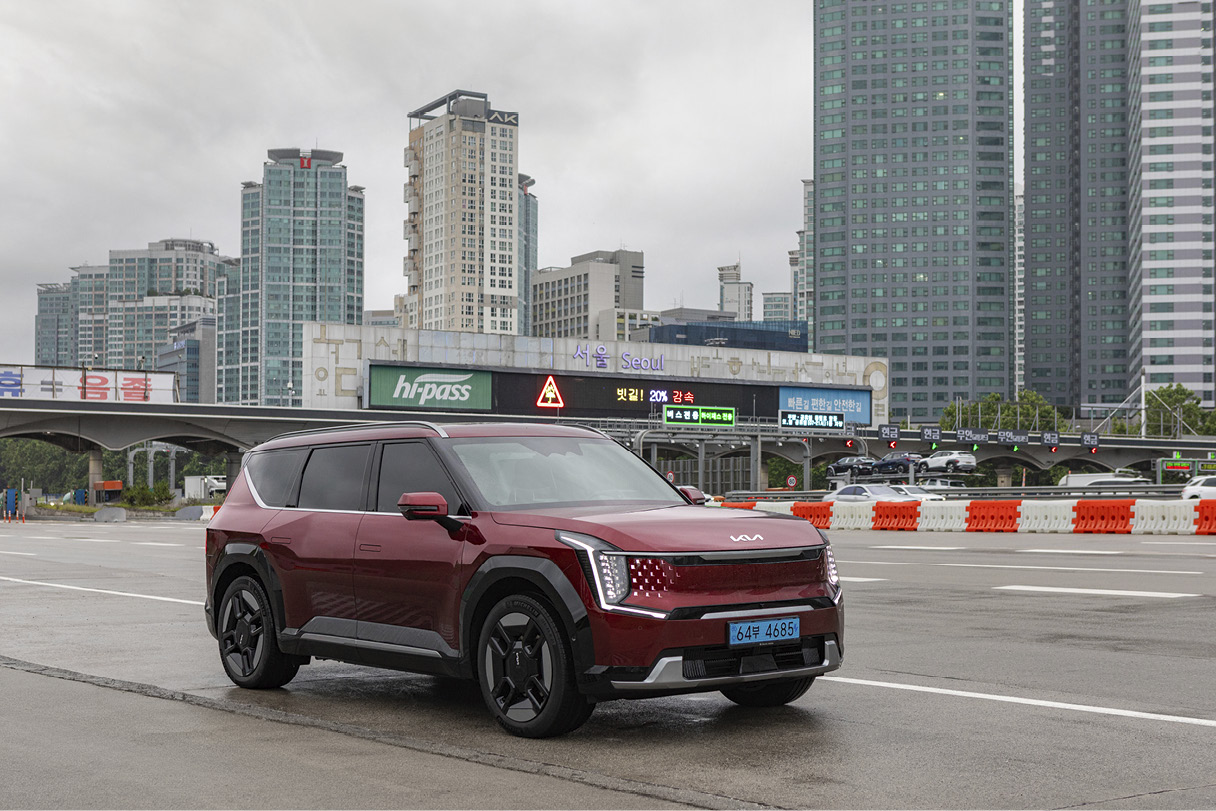 고속도로 톨게이트 주변에 정차한 빨간색 SUV 전측면 모습