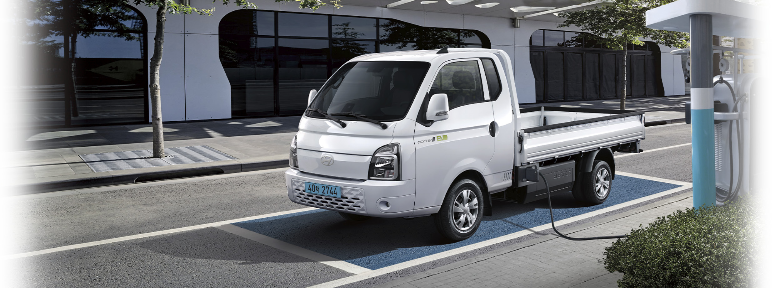 충전중인 전기트럭 모습