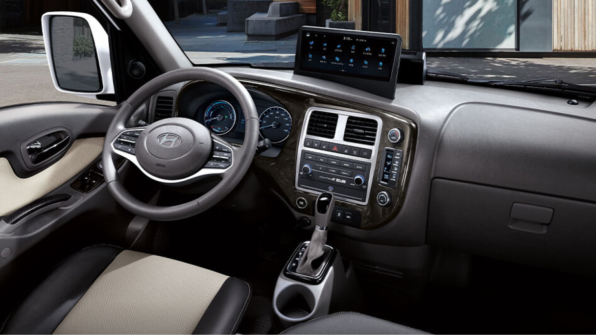 전기트럭 자동변속기 실내 모습