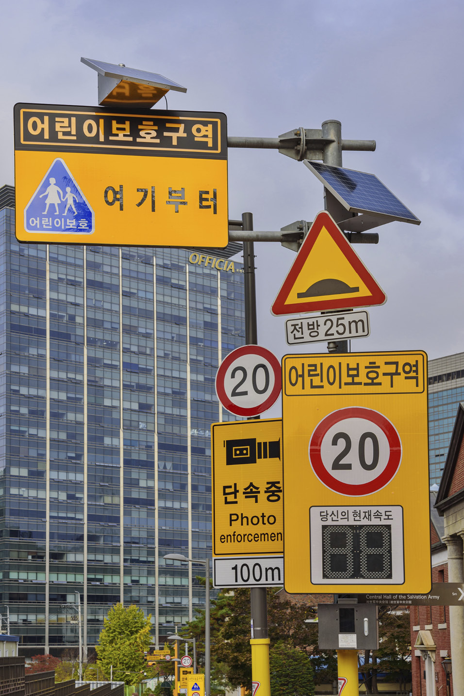 어린이보호구역 경고 표지판 모습