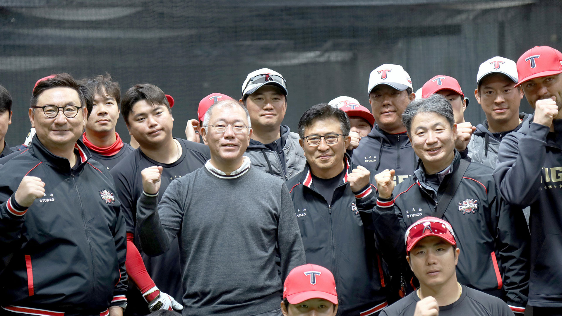 현대자동차그룹 정의선 회장, KIA 타이거즈 스프링캠프 깜짝 격려 방문