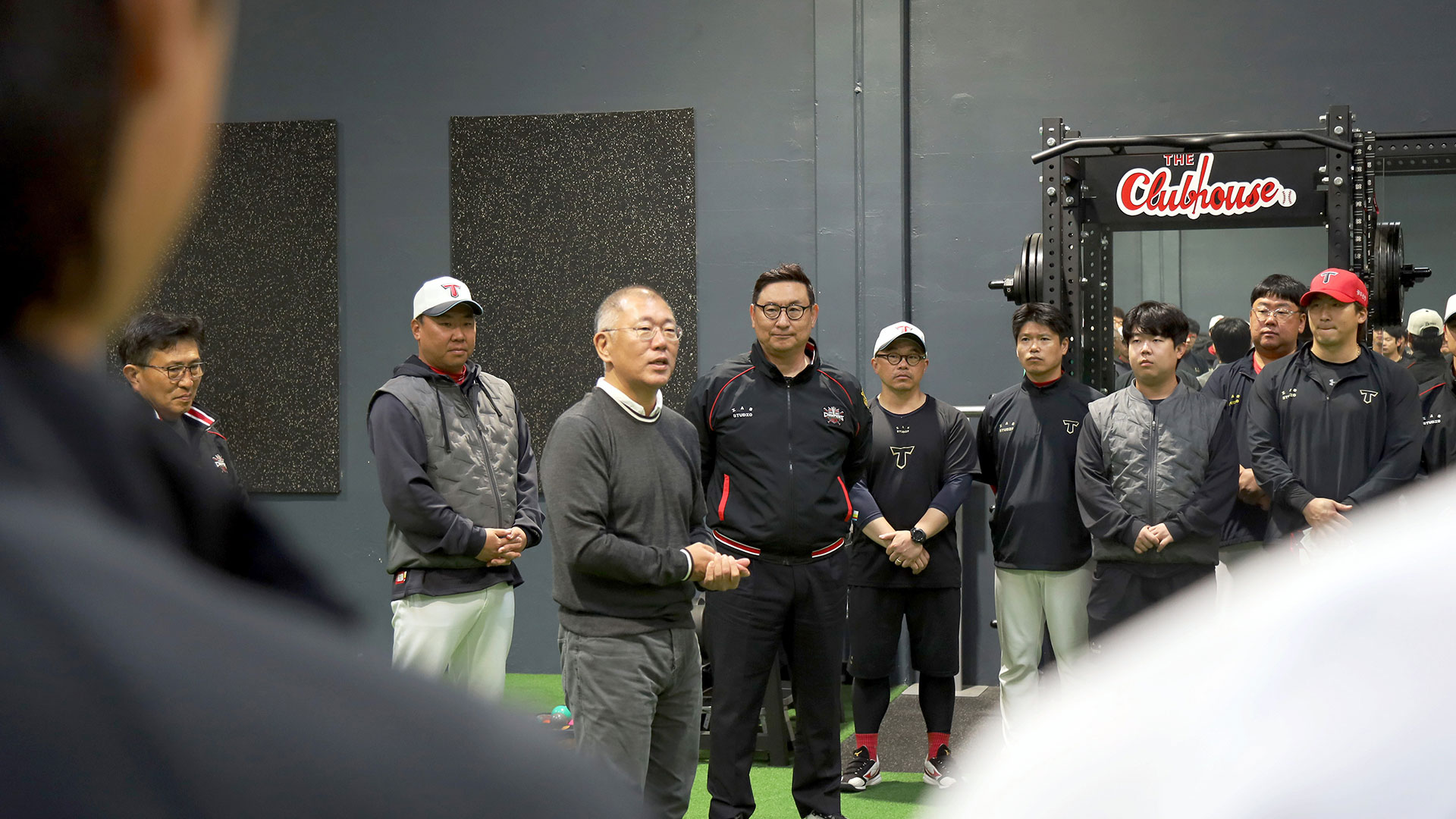 KIA 타이거즈 선수들과 코칭 스태프를 격려하고 있는 현대자동차그룹 정의선 회장. 사진 왼쪽부터 윤승규 기아북미권역본부장, KIA 타이거즈 이범호 감독, 현대자동차그룹 정의선 회장, KIA 타이거즈 심재학 단장