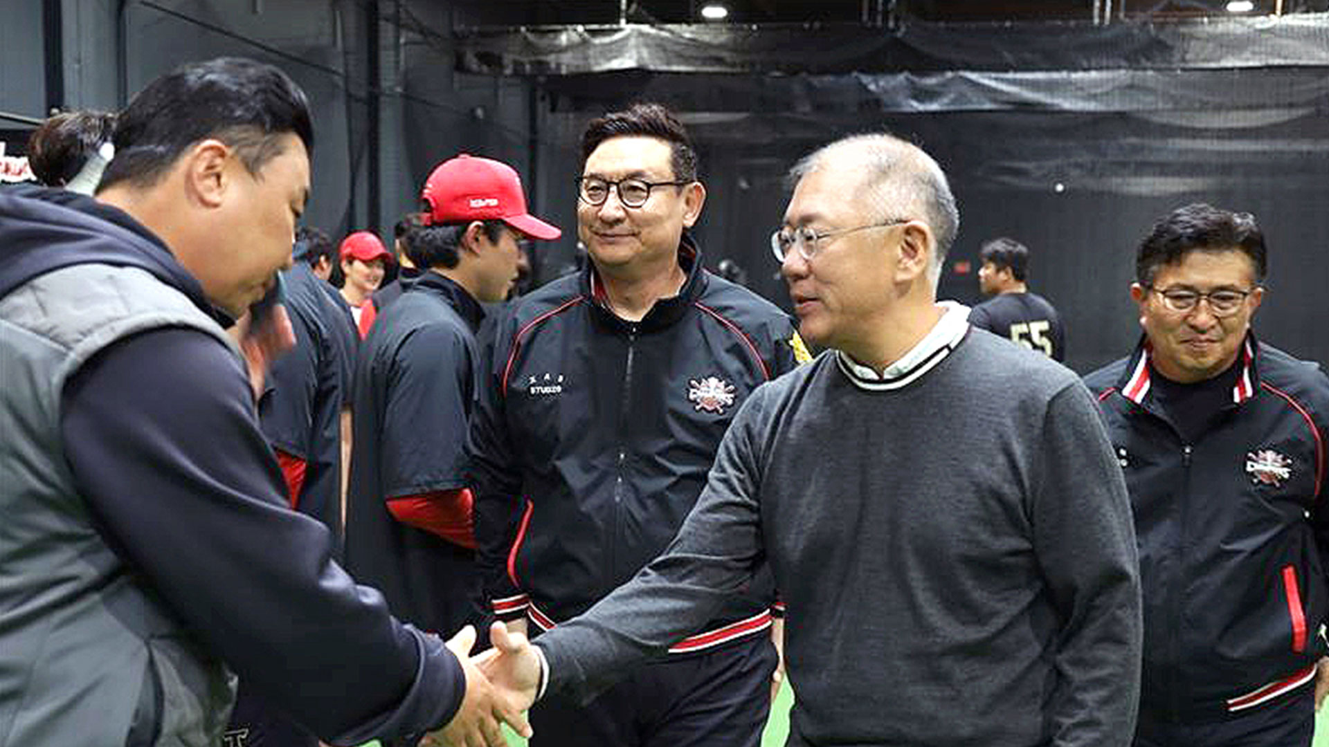 현대자동차그룹 정의선 회장이 KIA 타이거즈 이범호 감독과 악수하고 있는 모습